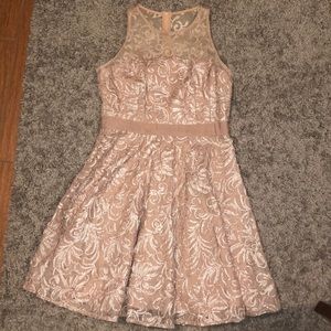 Short sleeveless cream dress